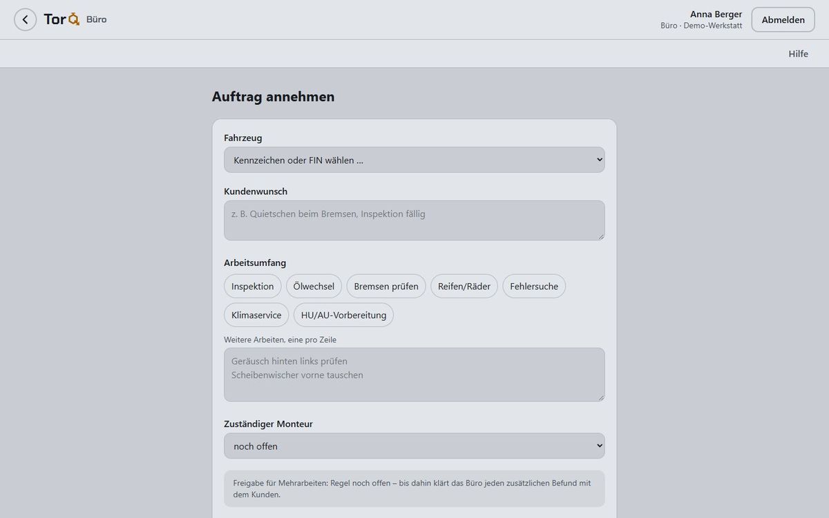 Auftragsannahme im Büro mit Fahrzeugwahl, Kundenwunsch, Arbeitsumfang und zuständigem Monteur.
